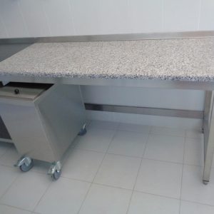 Radni sto sa mermernom pločom