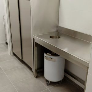 Sto za otpatke i ormar od inoxa