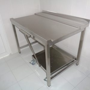 Izlazni sto sa kolicima za korpe