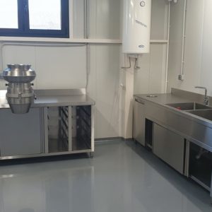 Neutralni stolovi i sudopera od inoxa