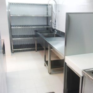 Primer kuhinje od inoxa